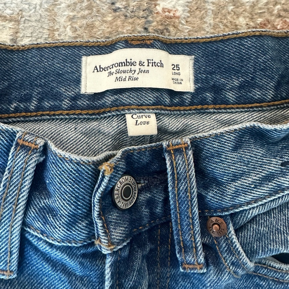 Abercrombie Slouchy Mid-Rise Curve Love Jeans - Blue